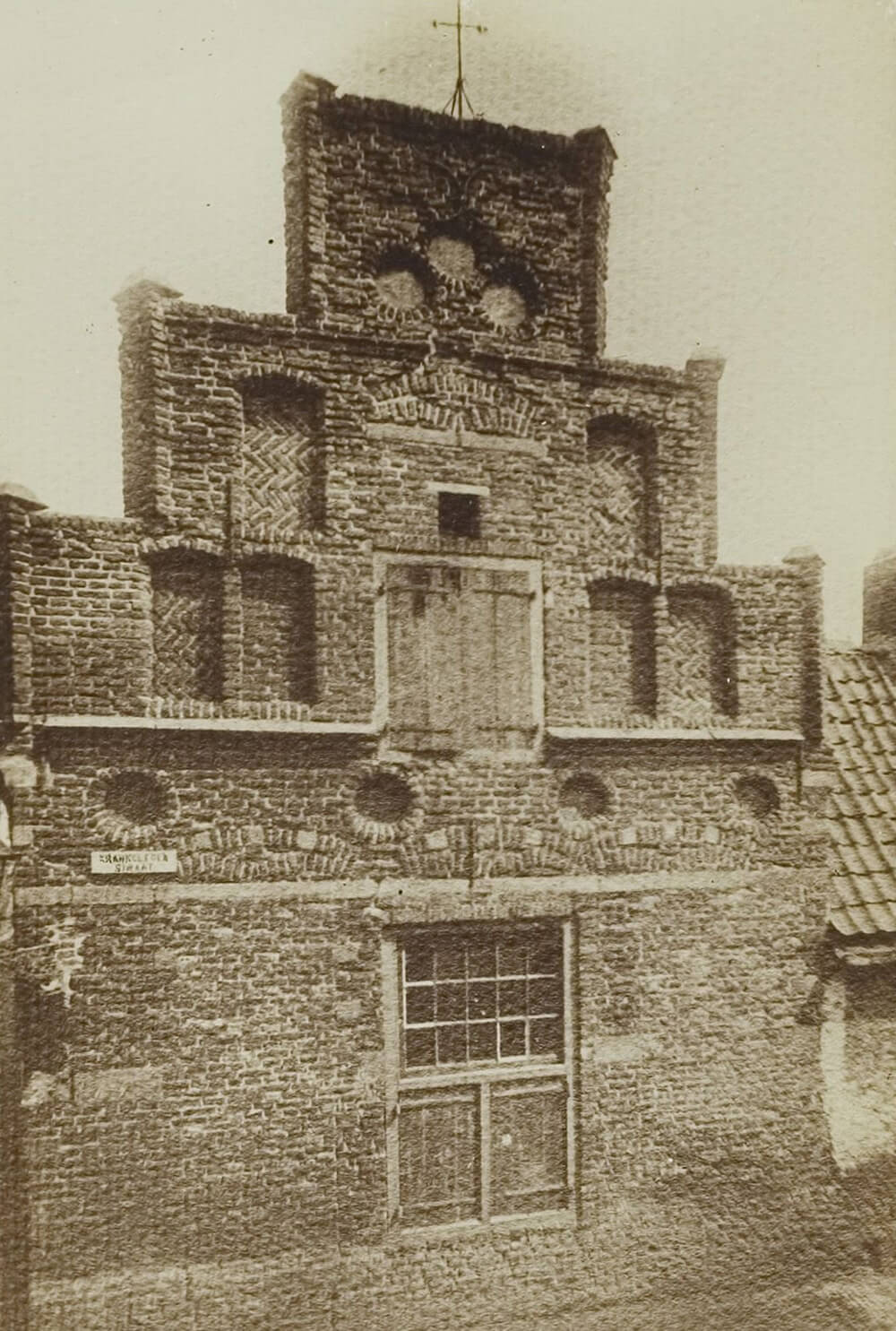 1895: Voorgevel voor restauratie